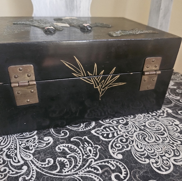 Older Vtg Chinese Lacquer Jewelry Box Hand Painted Carved Mother of Pearl Jade - Picture 13 of 15